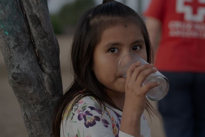 Imagen de una niña tomando agua